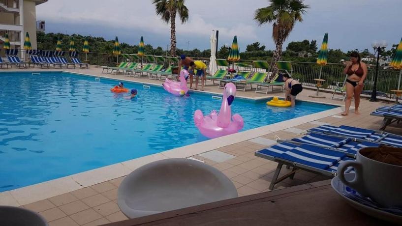 piscina con terrazza-solarium hotel-club-Rodi-Garganico-Puglia 