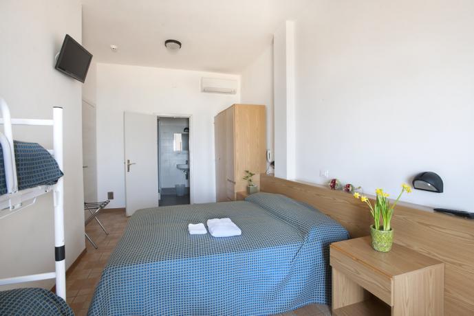 Camera 4 posti letto hotel lungomare a Pesaro