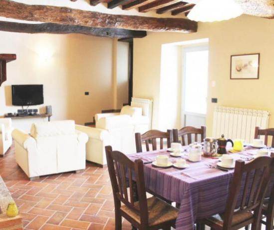 Soggiorno + salotto + TV satellitare Agriturismo Valdarno 