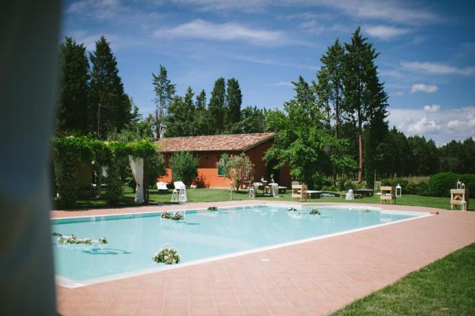 Piscina esterna con sdraio e lettini ad Assisi 