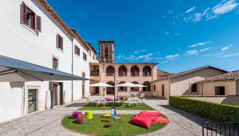 Cortile hotel a Cascia dove rilassarsi 
