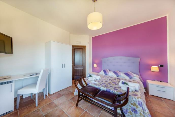Camera matrimoniale con scrivania armadio appartamento-vacanza Salerno