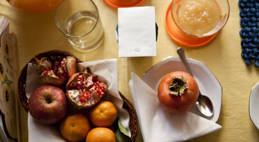 Colazioni con prodotti e frutta della casa