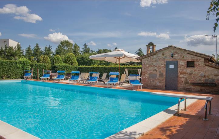 Agriturismo con piscina sul Lago Trasimeno 