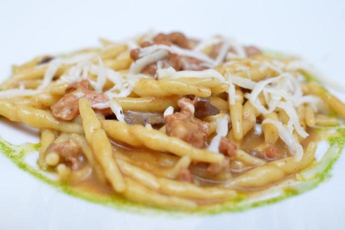 Primo piatto, pasta con noci al ristorante 