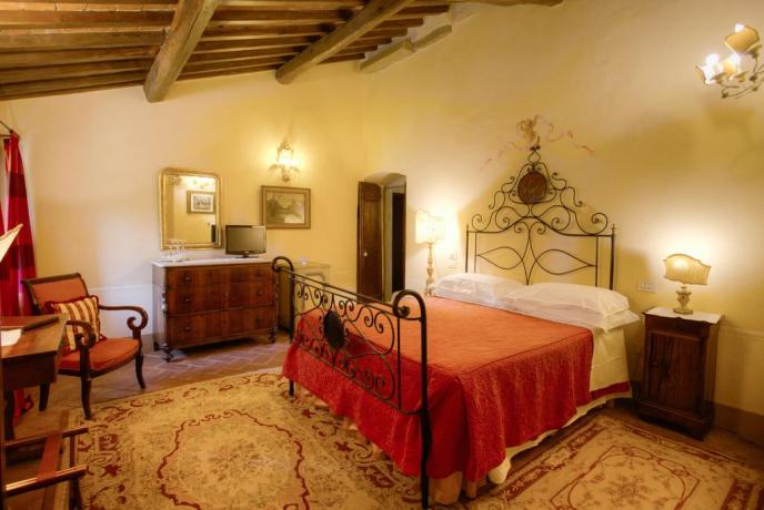 Sala da notte con splendidi arredi Villa Cortona 