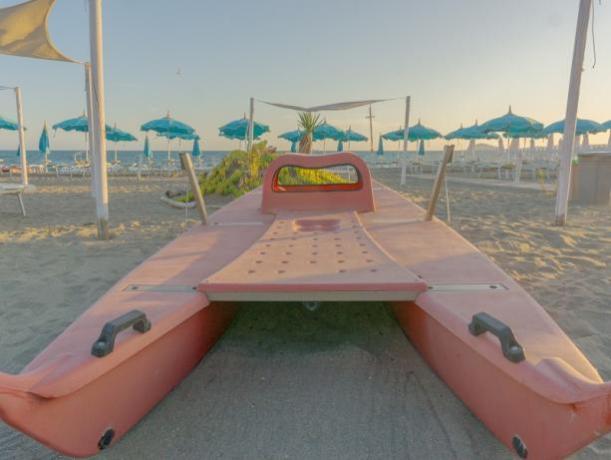 Pattino di emergenza in spiaggia