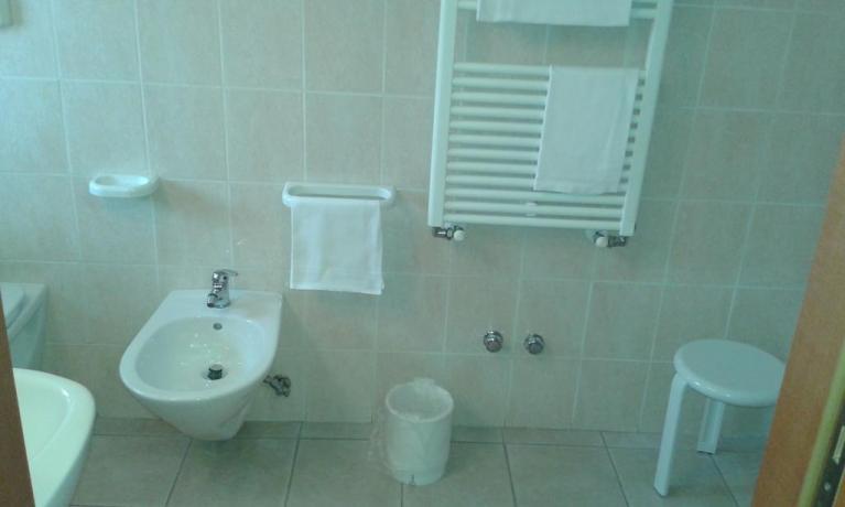 Servizi privati in camera con box doccia