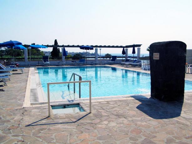Piscina con ampio solarium hotel ischia