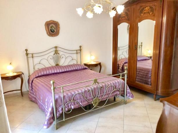 Camera da letto matrimoniale in casa-vacanza in Sicilia-Trecastagni 