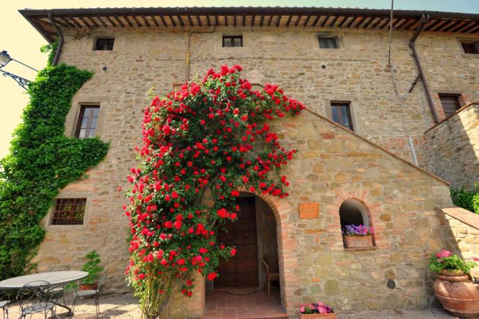 Facciata esterna fiorita