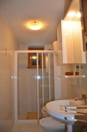 Bagno camera con ampio box doccia
