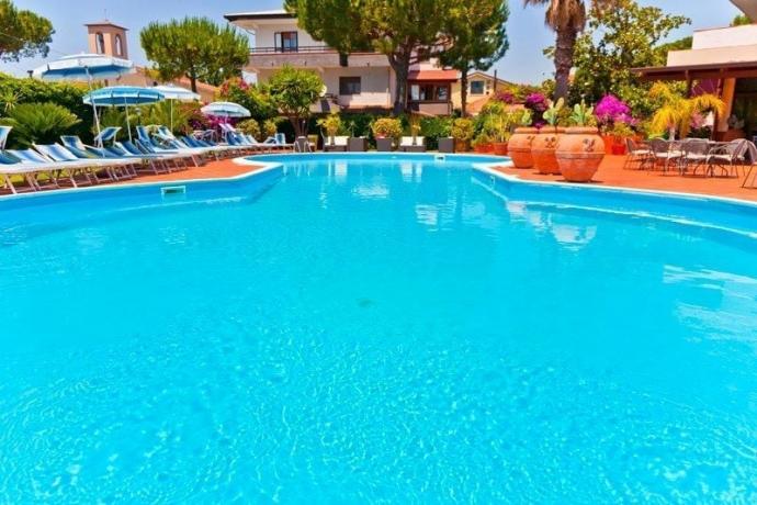 Lastminute Week End in Villaggio vicino Paestum con piscina esterna, ristorante a 300mt dal mare con Bonus Vacanze Accettato