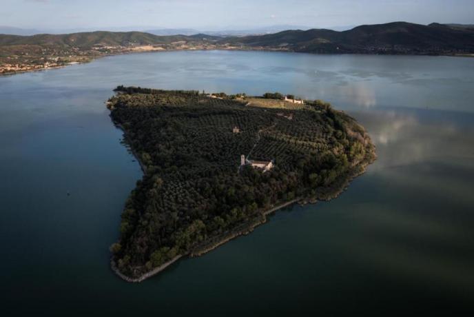 Isola Polvese Lago Trasimeno soggiorno romantico Umbria 