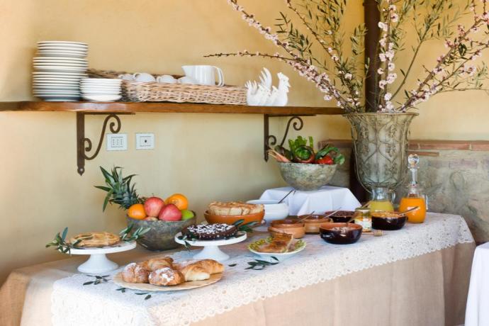 ottima prima colazione in Agriturismo a San Gimignano