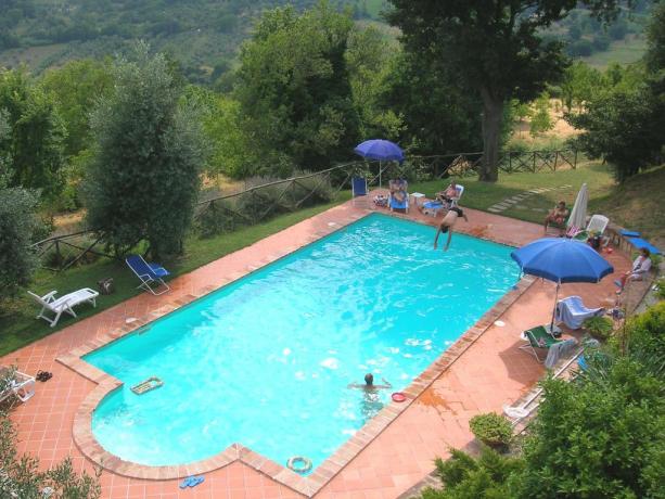 Porchiano del Monte: antistante piscina privata