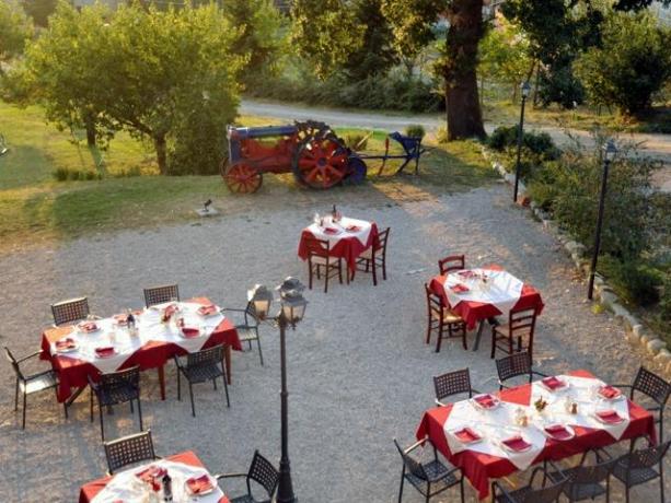 Colazione in giardino in agriturismo a Umbertide 