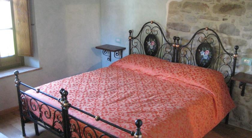 Camera con letto in ferro battuto