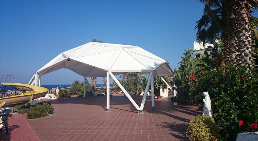Albergo in Sicilia con Piscina e scivolo