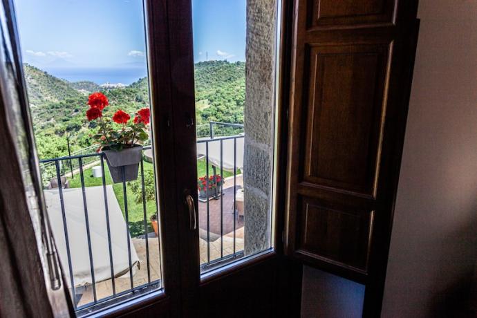 Camera con balcone vista mare