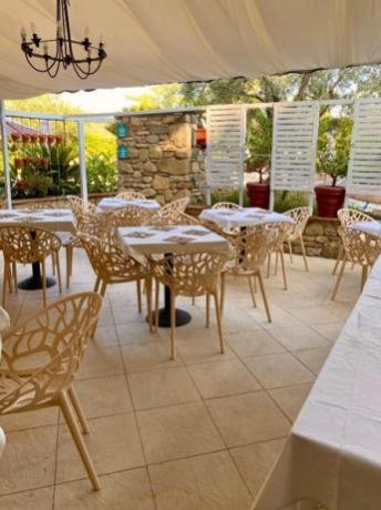 Gazebo per mangiare all'aperto in estate