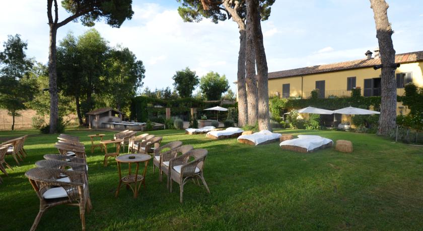 Giardino attrezzato al Resort di Bracciano