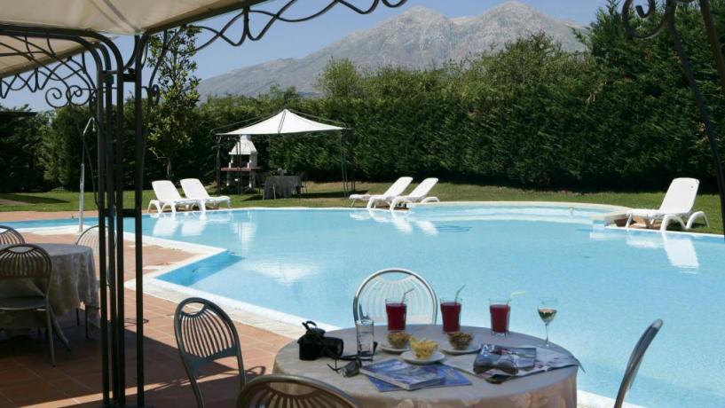 Albergo con piscina esterna vicino L'Aquila 