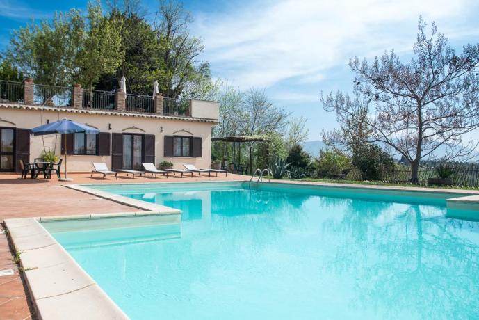 Piscina esterna in Agriturismo a Collevecchio