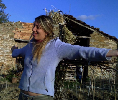 Valeria al lavoro nella tenuta ad Umbertide