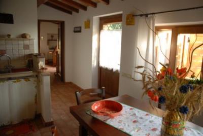 Sala da pranzo e angolo cottura casale