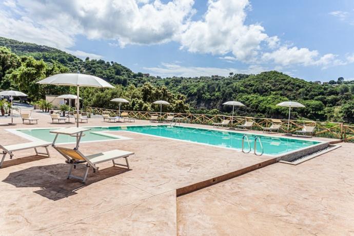 Piscina hotel con ombrelloni e lettini