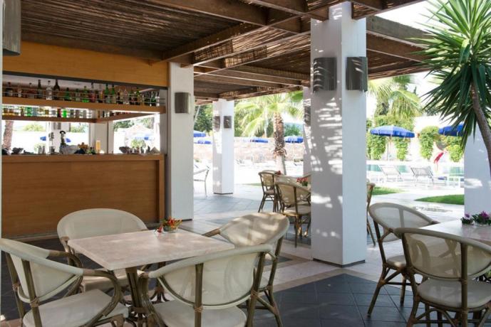 Veranda all'aperto con bar hotel pugliese