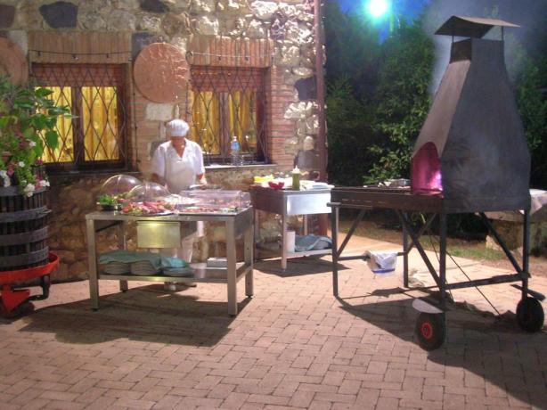 Preparazione cena all'aperto hotel a Chiusi 