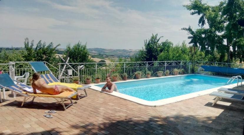 Grande piscina ideale per amici e famiglie 