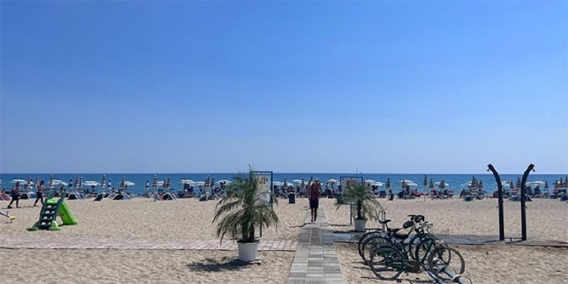 Servizio spiaggia con ombrellone, sdraio e lettino 