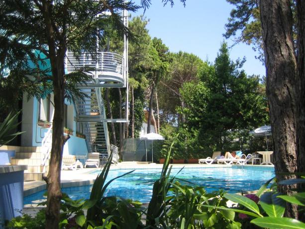 Piscina esterna hotel 4stelle a Bibione