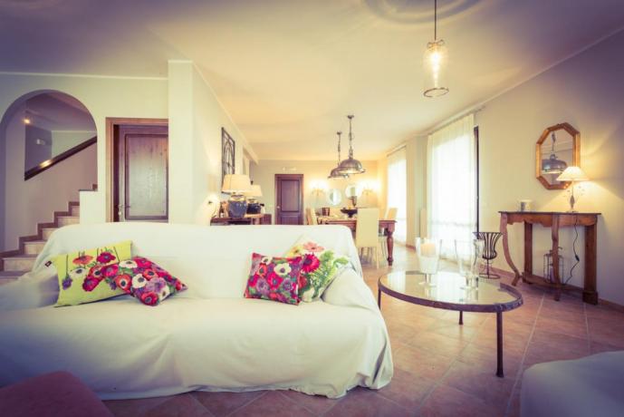 salone con camino villa in umbria vista lago