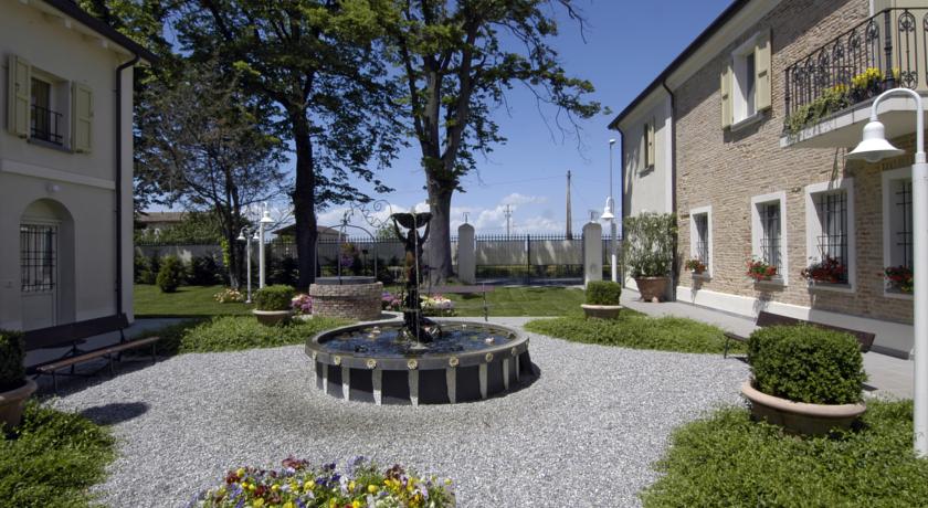 L'esterno della villa hotel 4 stelle ravenna