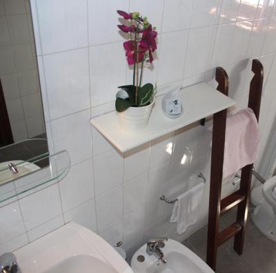 Bagno con doccia - Appartamenti Ginestra