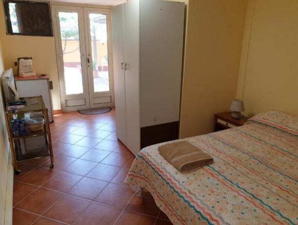 Camera da letto,porta a vetro in villa 