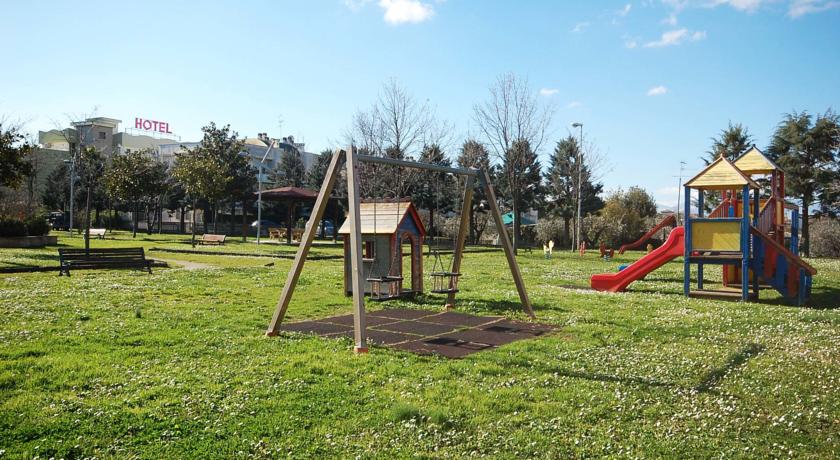 Ampio spazio esterno con giochi per bambini