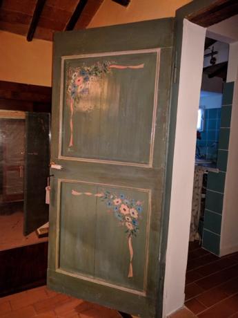 Porta decorata nel Casale Monte Castello Vibio