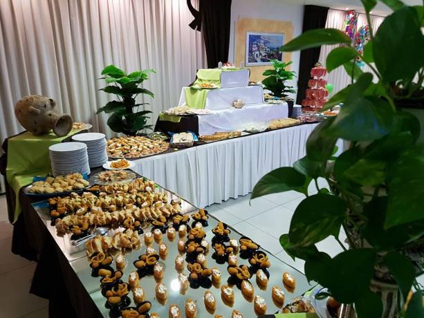 Buffeti di antipasti durante evento