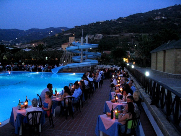 Piscina vicino Messina di notte  