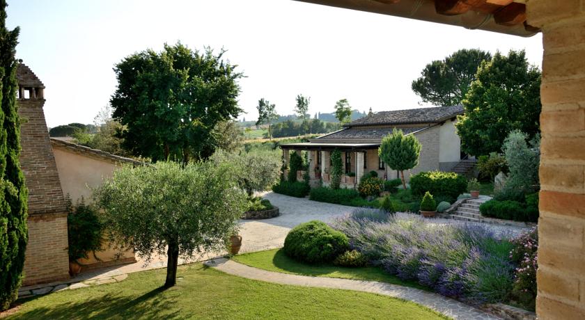 Casale di Campagna con suite ristorante piscina 