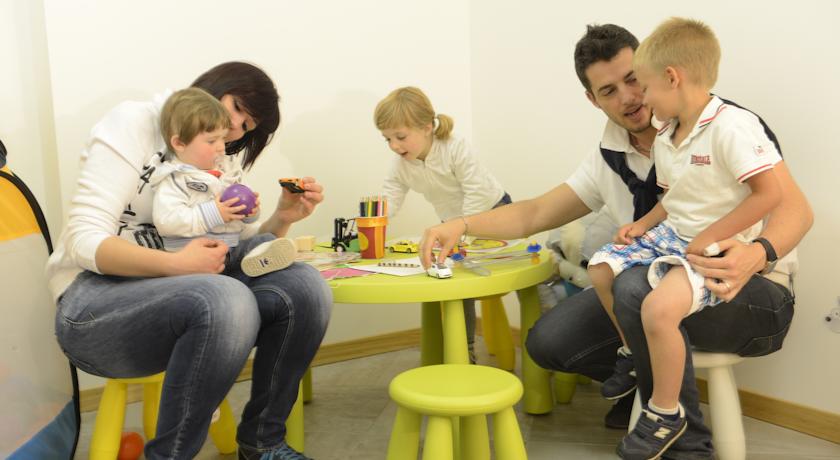 Area giochi bambini con animatrice Hiotel Folgaria