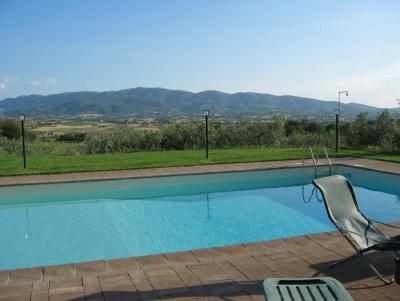 Piscina con vista sulla valle