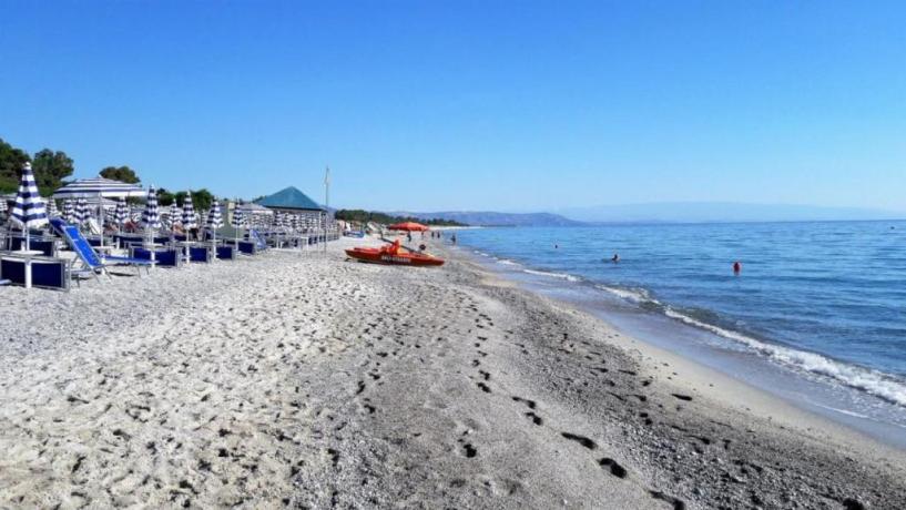 Villaggio direttamente sul mare con lunga spiaggia bianca