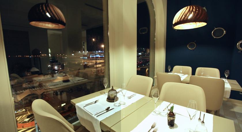 Hotel con ristorante sul mare
