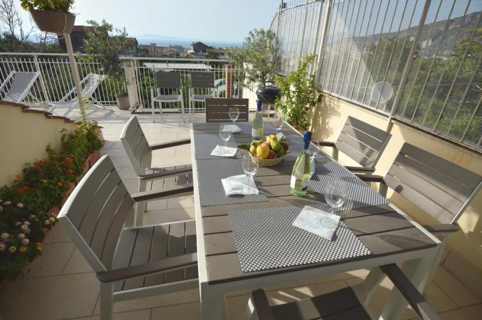 Terrazza attrezzata casa vacanza per gruppi e famiglie